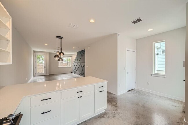 Building Photo - 801 N Bluff Dr