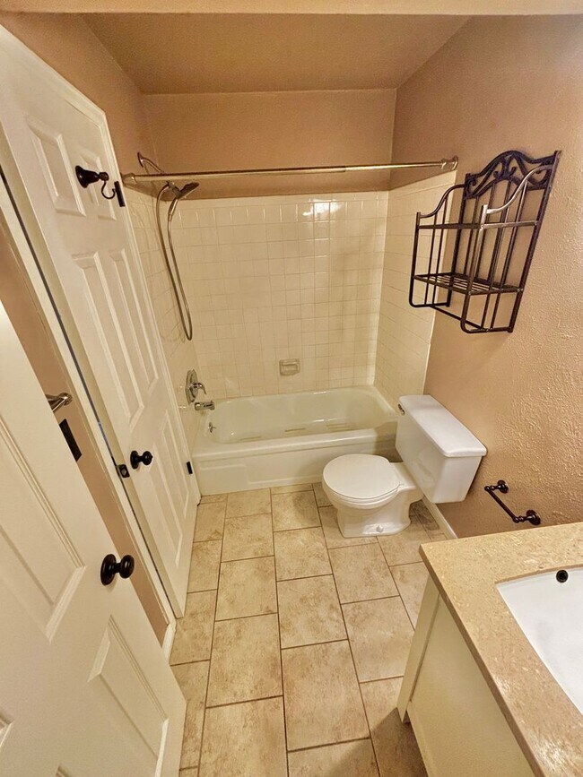 Building Photo - Beautifully Updated 2-Bed – Dual Masters w...