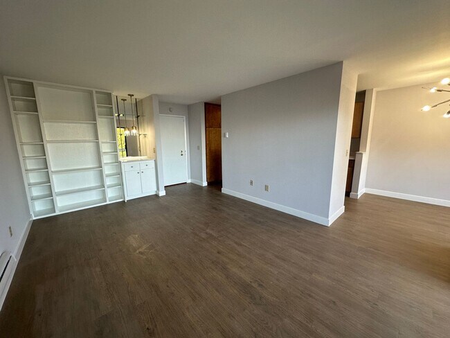 Building Photo - Two Bedroom Condo Available in Emeryville in Watergate Complex!! ALL BRAND NEW!!