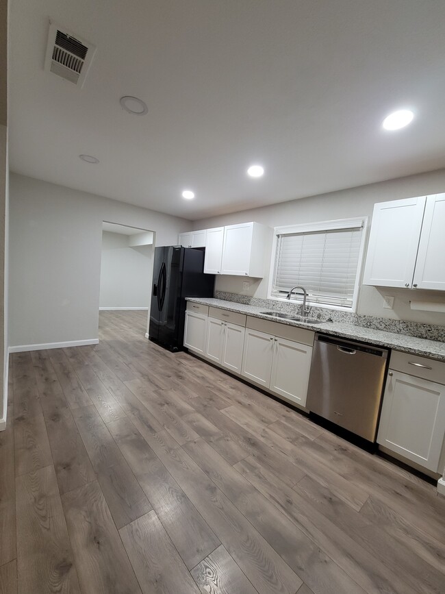 Building Photo - 1511 Paradise Ln