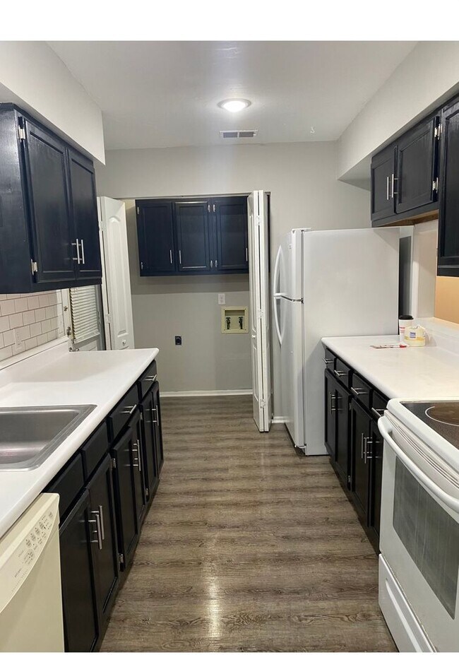 Building Photo - Cozy 3-Bedroom Townhome Close to Base and Shopping