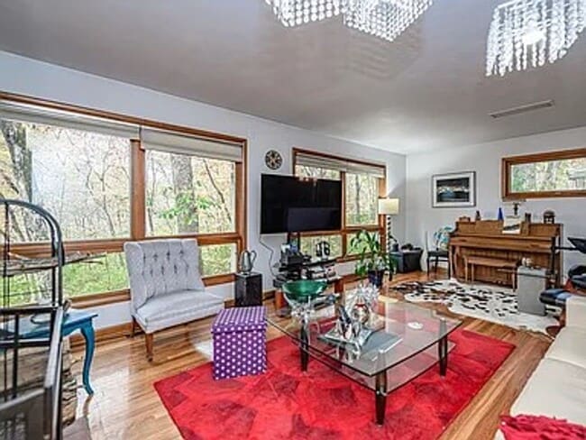 Building Photo - Marvelous 4 Bed 2.5 Bath House In Quarry H...