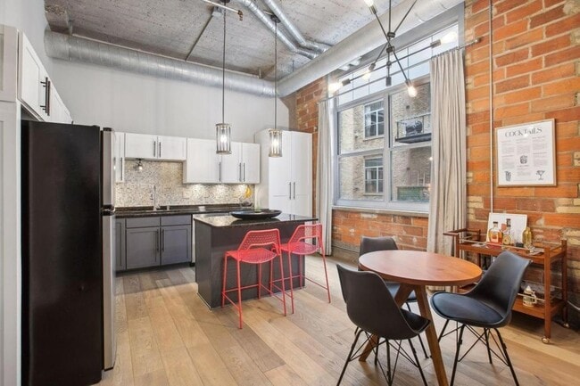 Building Photo - 521 S 7th St