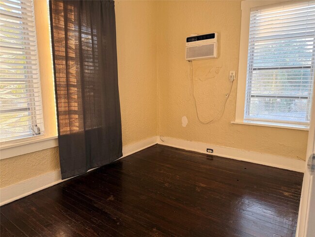 Building Photo - 1849 Dewey St