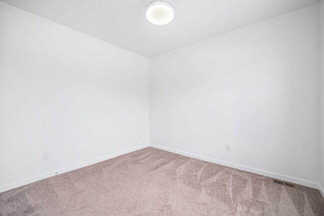 Building Photo - "Spacious 4-Bedroom Duplex Oasis with 3 Full Baths in Erie, CO - Your Perfect Home Awaits!"