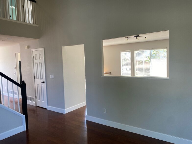 Front Room - 2526 WOODROSE PL