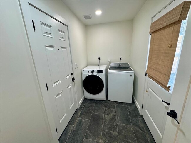 Building Photo - 1304 Hillcrest Dr