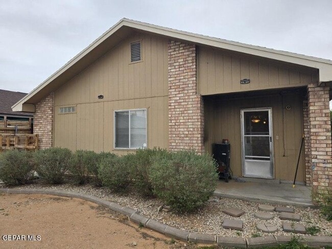 Building Photo - 12105 Castle View Way
