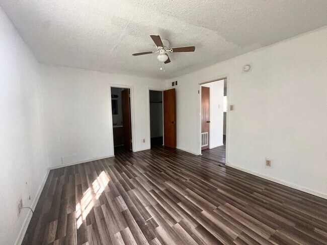 Building Photo - Tee Top