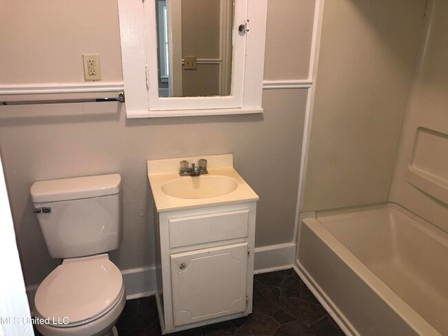 Building Photo - 495 Woodruff St