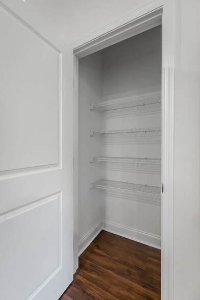 Building Photo - 5559 Stream Ln