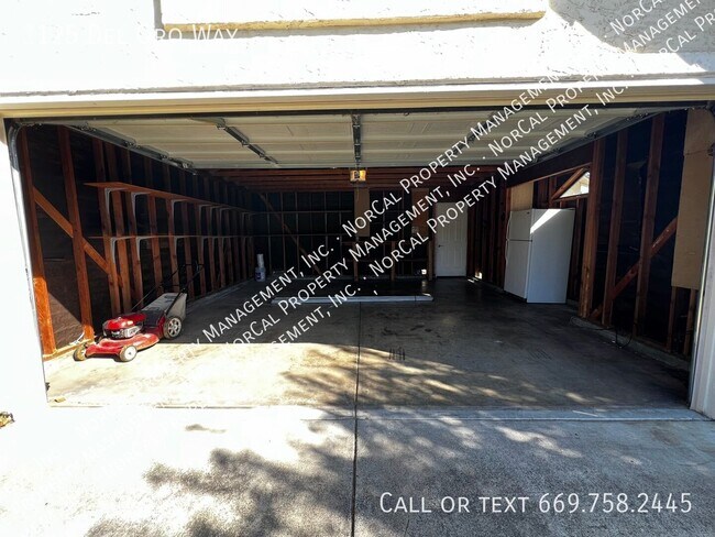 Building Photo - 1125 Del Oro Way