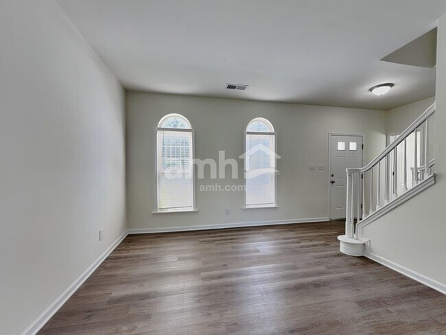 Building Photo - 105 Village Club Ln