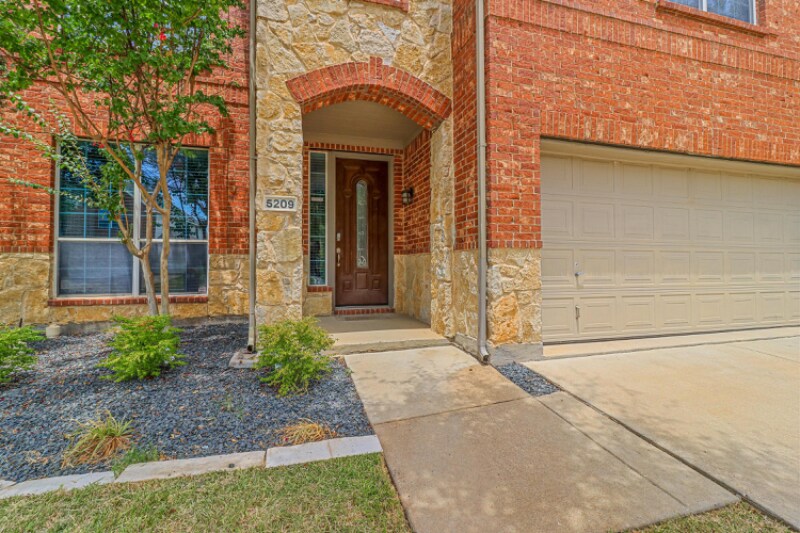 Building Photo - 5209 Memorial Dr