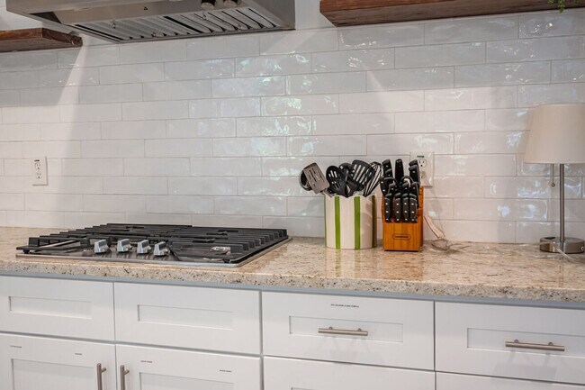 Building Photo - 2617 Caladium Dr NE