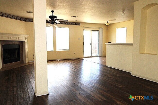 Building Photo - 5707 Schneider Dr
