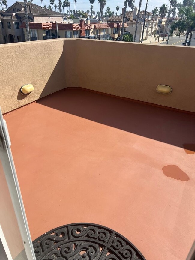 Building Photo - Custom home 1 block to ocean