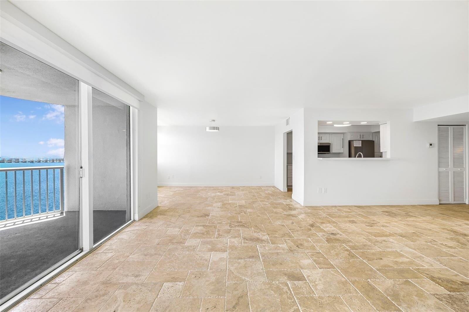 Building Photo - 1420 Brickell Bay Dr