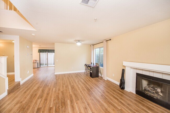Building Photo - Beautiful Townhouse in the desirable Anaheim Packing District!