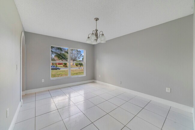 Building Photo - 3170 Santa Cruz Dr