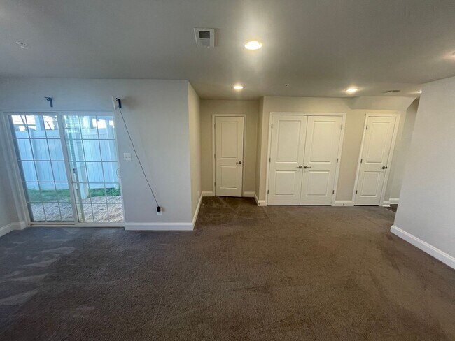 Building Photo - End of unit townhome in Trails at Beech Cr...