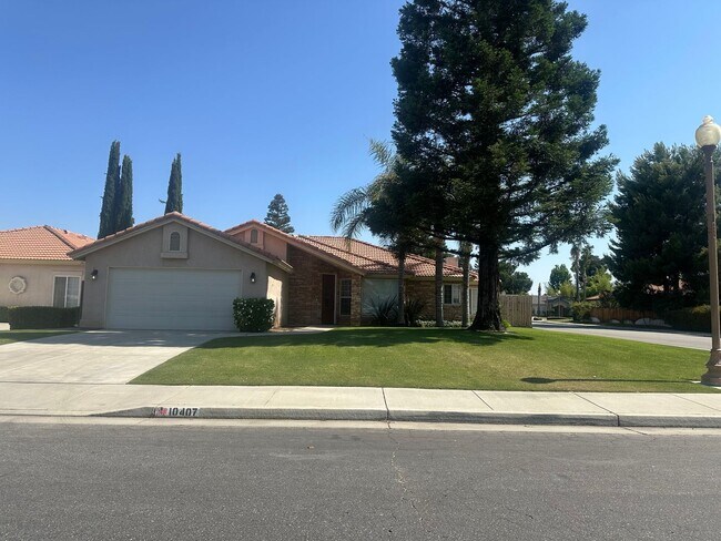 Building Photo - READY NOW! Corner home with POOL!