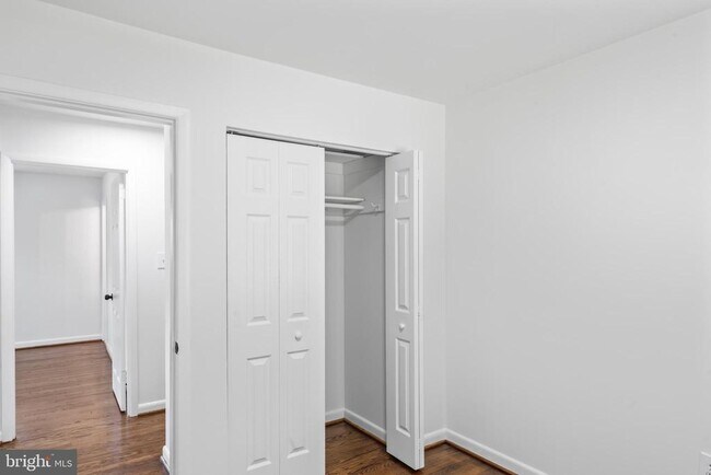 Building Photo - 2521 Fairhill Dr