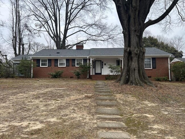 Building Photo - 2112 Villa Dr