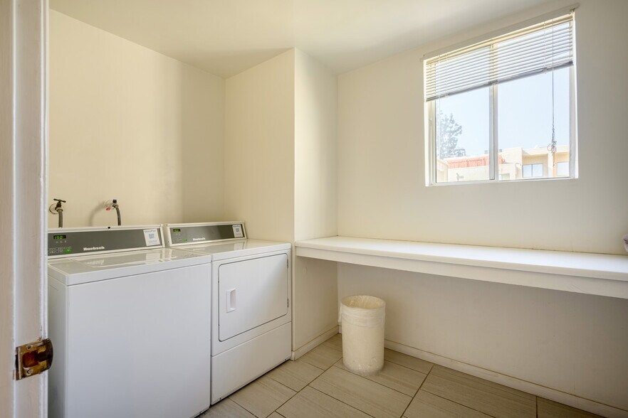 Building Photo - 14141 Dickens St
