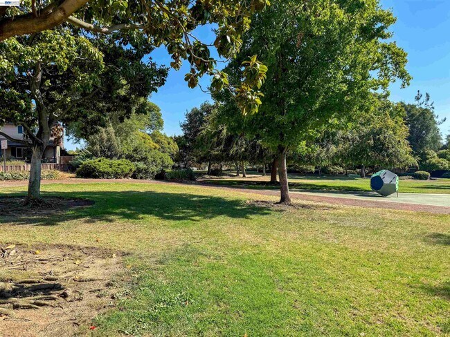 Building Photo - 2071 Seacliff Dr