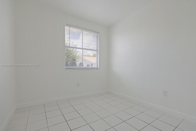 Building Photo - 1663 SE 27th Dr