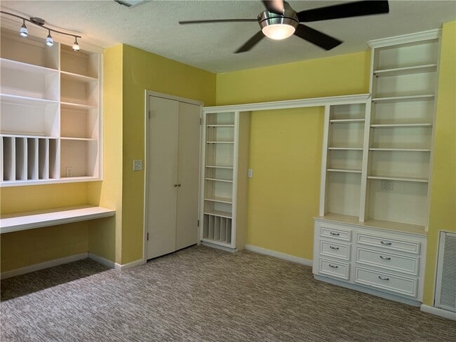 Building Photo - 6015 Los Robles Dr