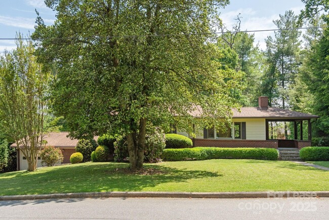 Building Photo - 10 S Oak Forest Dr