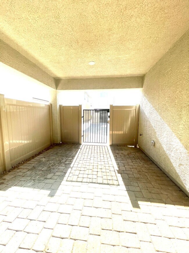 Building Photo - Beautiful Home in Valley Vista Available S...