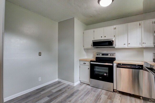 Building Photo - 729 Welsey Dr