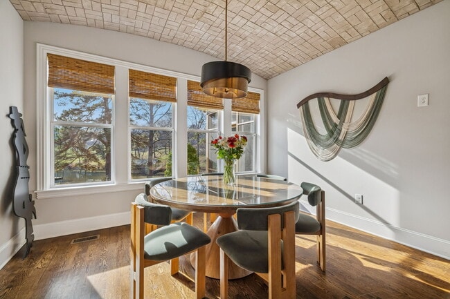 Building Photo - 594 Lake Haven Dr