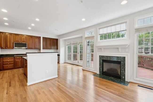 Building Photo - Beautiful 3-level colonial-style town home...