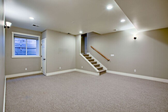 Building Photo - Exceptional 3 Bedroom Home with office & detached flex space