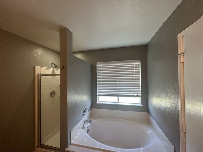 Building Photo - Great Floor Plan ~ Great Location ~ Lots o...