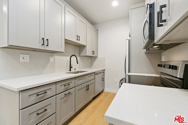 Building Photo - 7229 Willoughby Ave