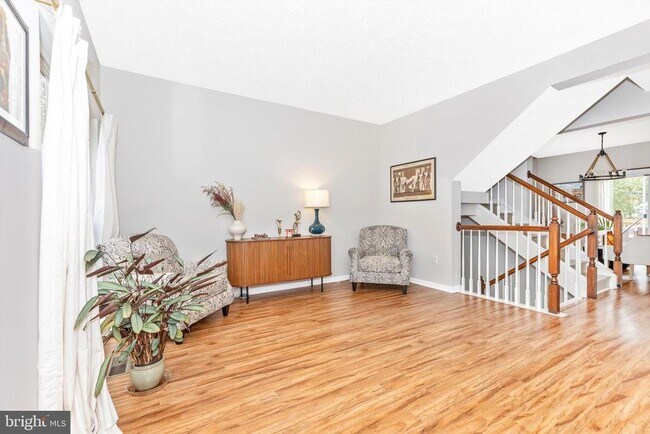 Building Photo - 8310 Lyndhurst St