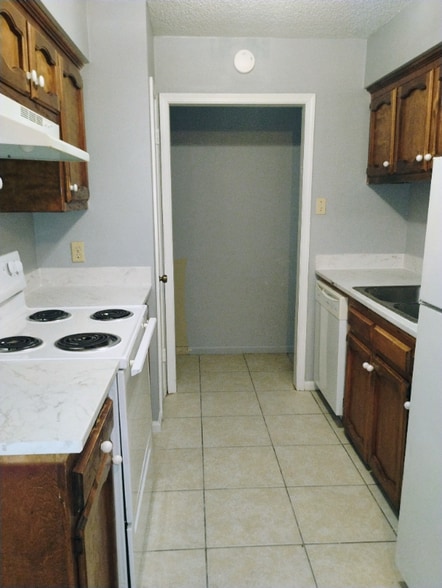 Building Photo - 14140 Azalea Park Ave