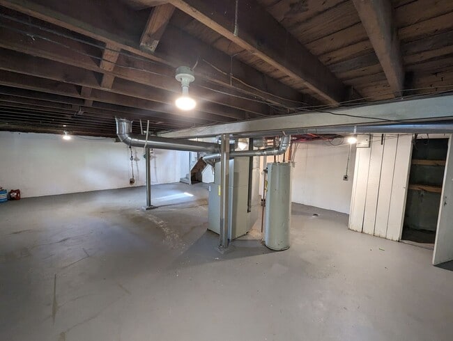 Building Photo - Welcome to Your Charming New Home on Minnie Avenue!