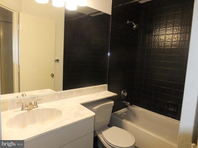 Building Photo - 1640 Oakwood Dr