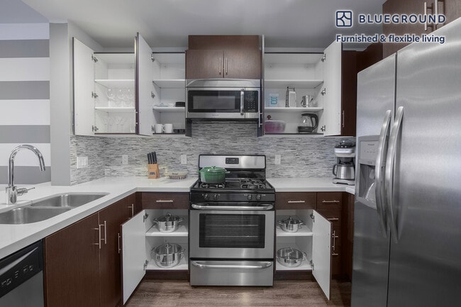 Building Photo - 685 S New Hampshire Ave