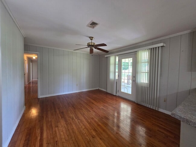 Building Photo - 4BR/2BA lake view home with covered back p...