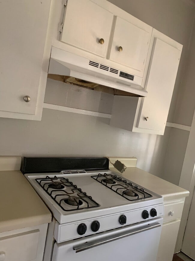 Building Photo - Charming 2 Bed, 1 Bath Home with Spacious ...