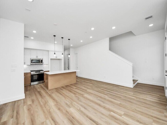 Building Photo - 3915 Tuam St
