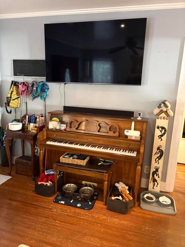 Building Photo - 839 N Orange Dr