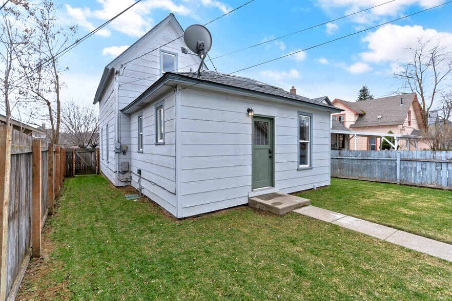 Building Photo - 2124 W College Ave